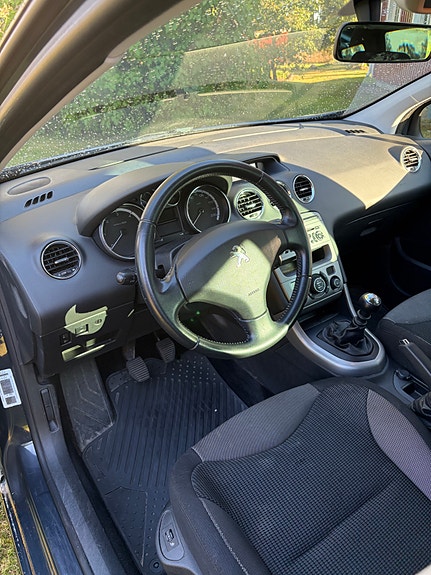Peugeot 308 SW 3 of 3
