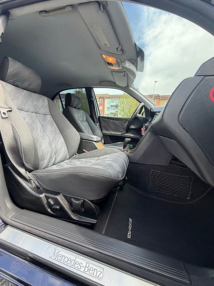 Mercedes-Benz E320 7 of 12
