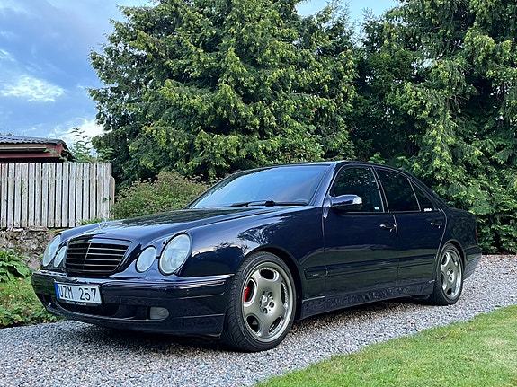 Mercedes-Benz E320 10 of 12