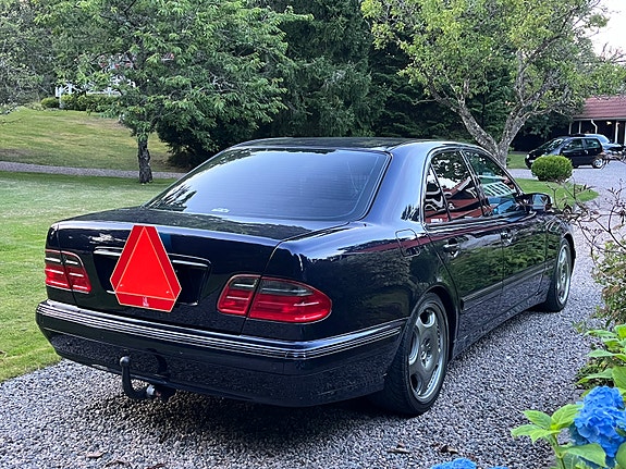 Mercedes-Benz E320 4 of 12