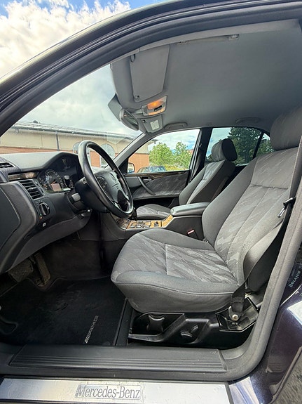 Mercedes-Benz E320 6 of 12