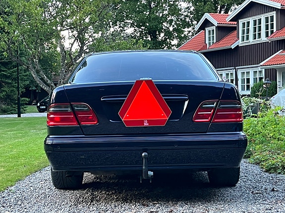 Mercedes-Benz E320 5 of 12