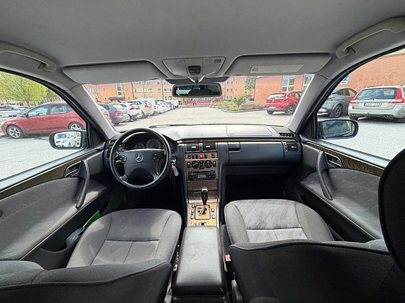 Mercedes-Benz E320 8 of 12