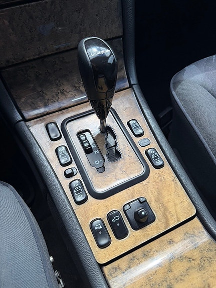 Mercedes-Benz E320 9 of 12