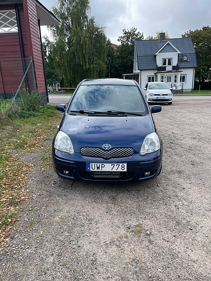 Toyota Yaris 2 of 22