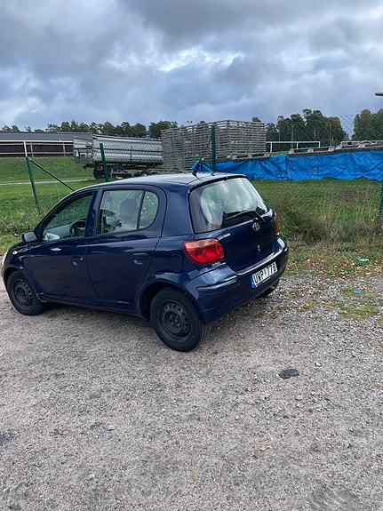 Toyota Yaris 8 of 22