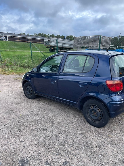 Toyota Yaris 4 of 22