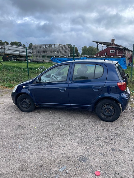 Toyota Yaris 5 of 22