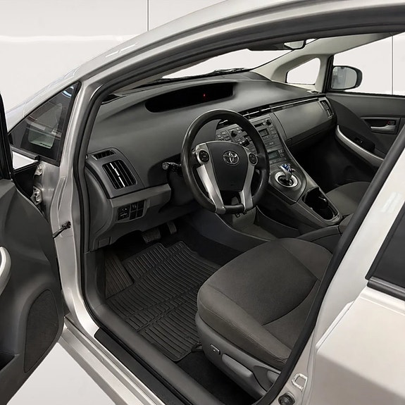 Toyota Prius 9 of 14