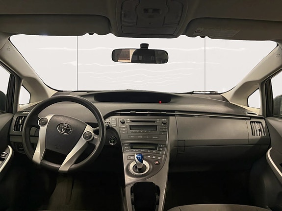 Toyota Prius 8 of 14