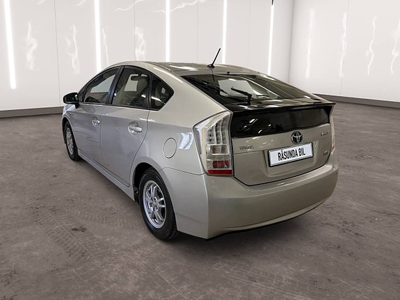 Toyota Prius 7 of 14