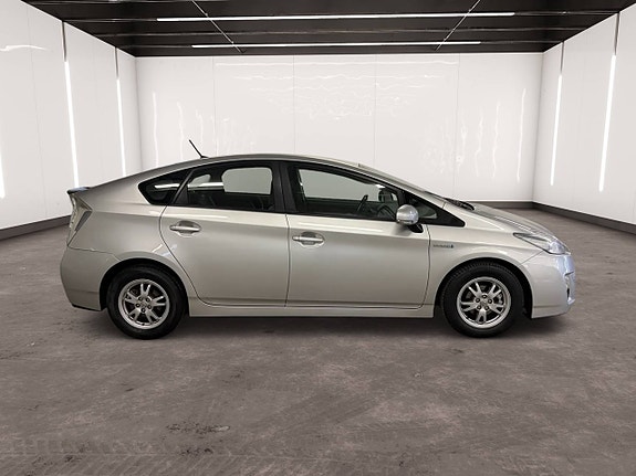 Toyota Prius 4 of 14