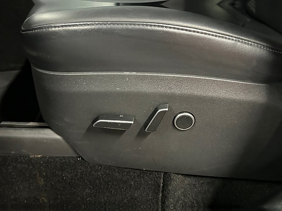 Tesla Model Y 10 of 23