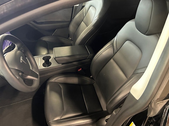 Tesla Model Y 9 of 23