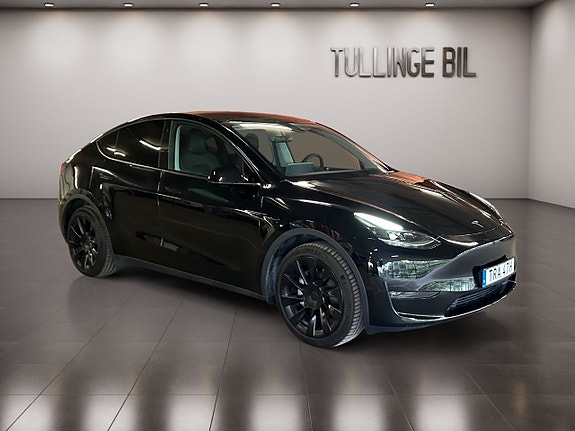 Tesla Model Y 5 of 23