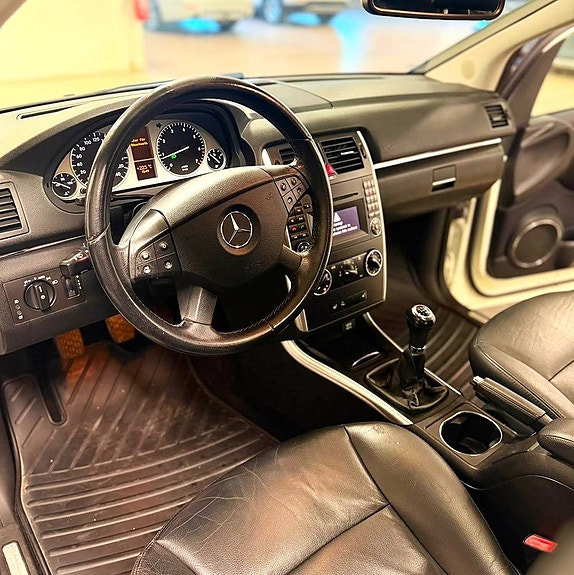 Mercedes-Benz B180 11 of 18
