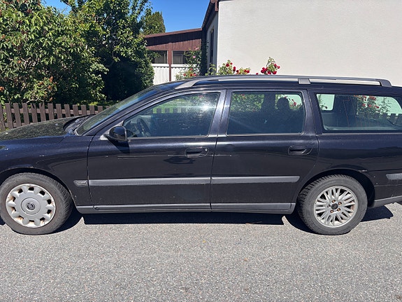 Volvo V70 2 of 5