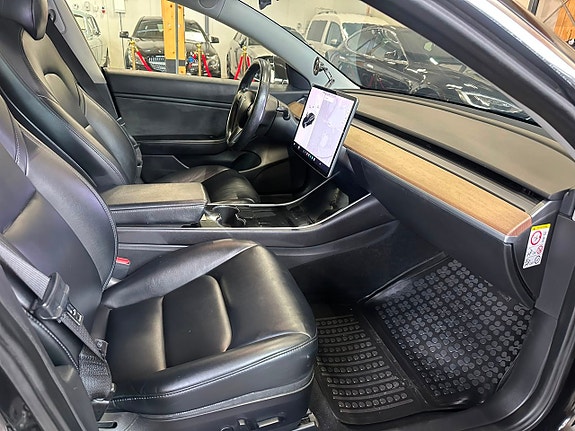 Tesla Model 3 10 of 21
