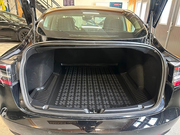 Tesla Model 3 9 of 21