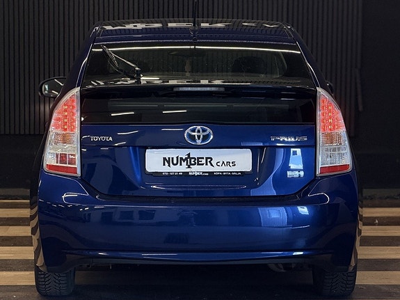 Toyota Prius 8 of 25