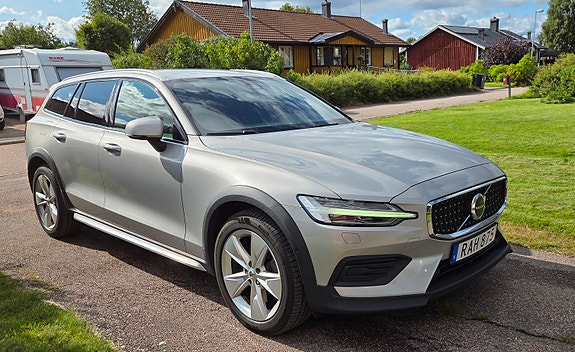 Volvo V60 Cross Country 2 of 12