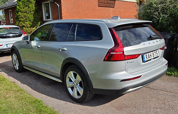 Volvo V60 Cross Country 3 of 12