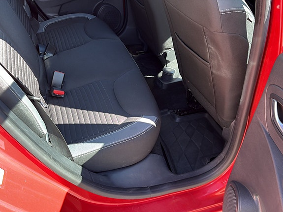 Renault Clio 14 of 16