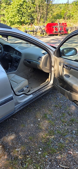 Volvo V70 2 of 2