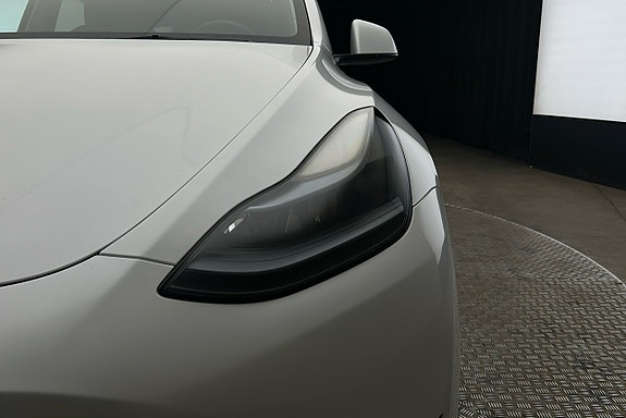Tesla Model Y 10 of 26