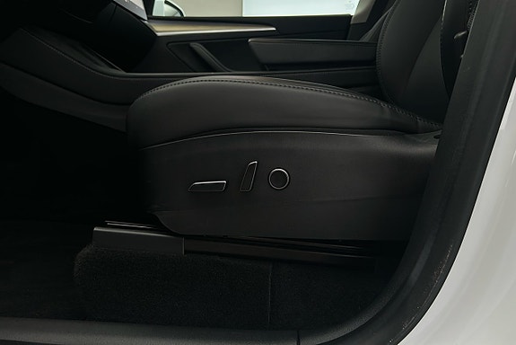 Tesla Model Y 16 of 26