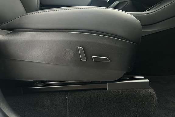 Tesla Model Y 17 of 26