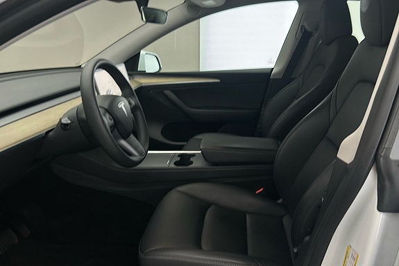 Tesla Model Y 9 of 26