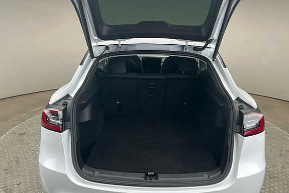 Tesla Model Y 13 of 26