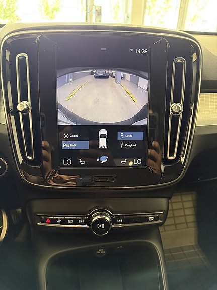 Volvo XC40 14 of 24