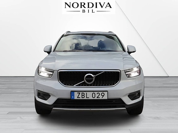 Volvo XC40 2 of 24