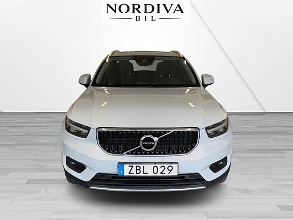 Volvo XC40 2 of 24