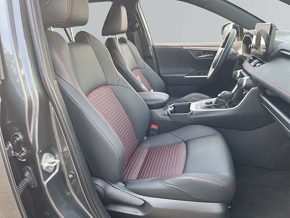 Toyota RAV4 Plug-in Hybrid 7 of 11