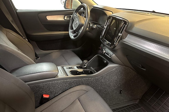 Volvo XC40 10 of 15