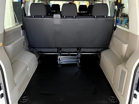 Volkswagen Caravelle 14 of 18