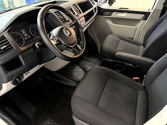 Volkswagen Caravelle 9 of 18