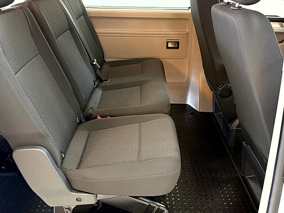 Volkswagen Caravelle 12 of 18