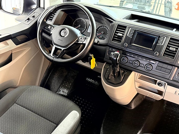 Volkswagen Caravelle 10 of 18