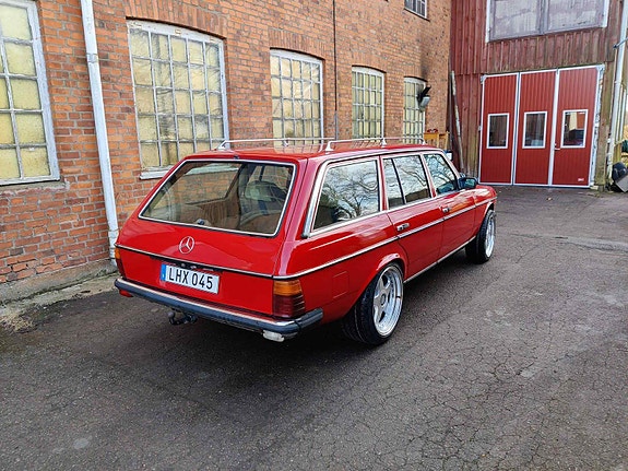 Mercedes-Benz 300 TD 5 of 7