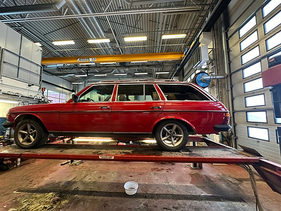 Mercedes-Benz 300 TD 2 of 7