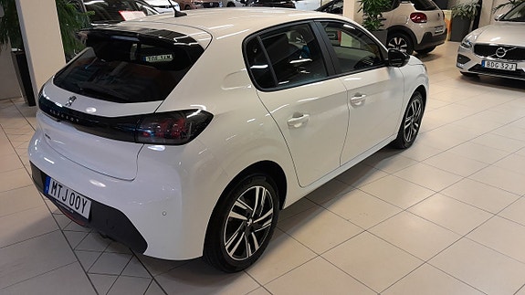 Peugeot 208 5 of 9