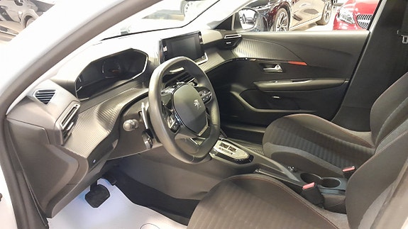 Peugeot 208 7 of 9