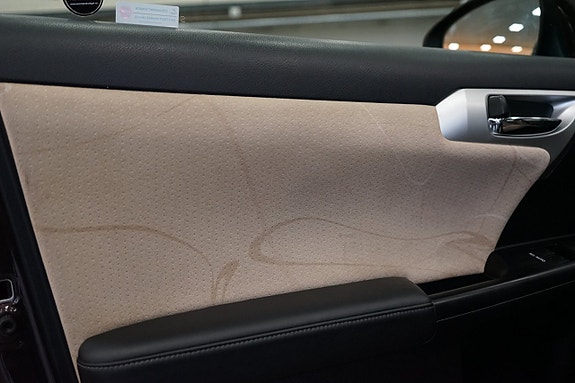 Lexus CT200h 9 of 16
