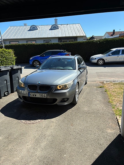 BMW 523i 3 of 5
