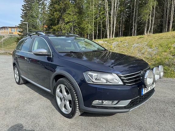 Volkswagen Passat Alltrack 2 of 7