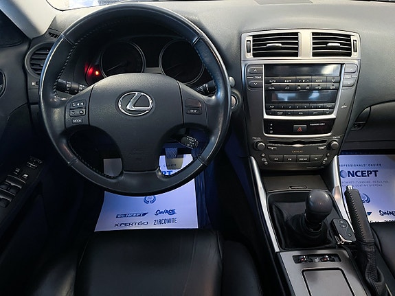 Lexus IS220d 9 of 12